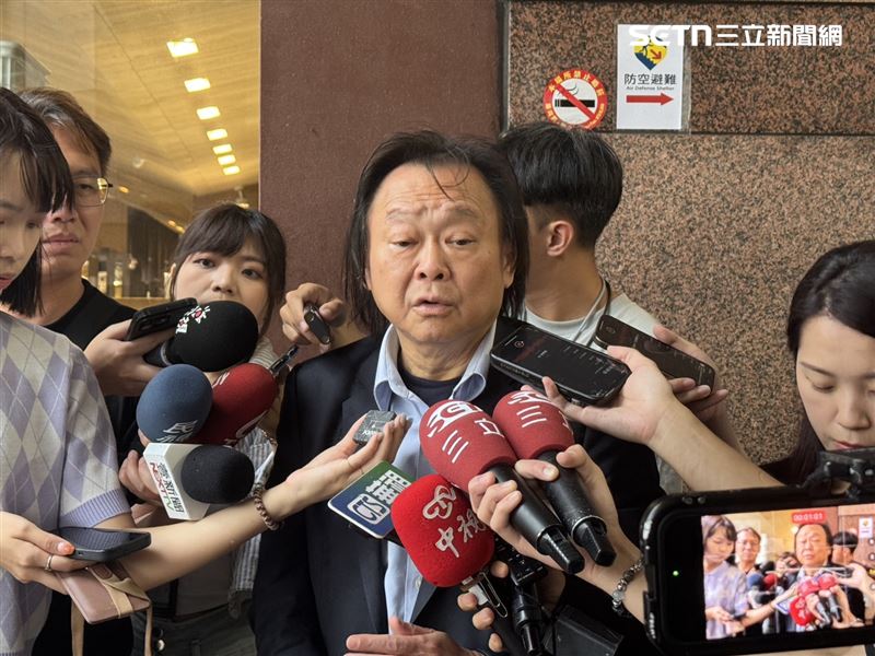 民進黨立委王世堅出席中常會前受訪。(圖/記者劉秀敏攝影)
