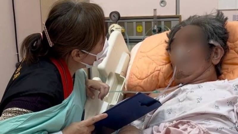 一對愛侶雙雙病危住院,女兒協助完成結婚登記。(圖/花蓮縣政府提供)