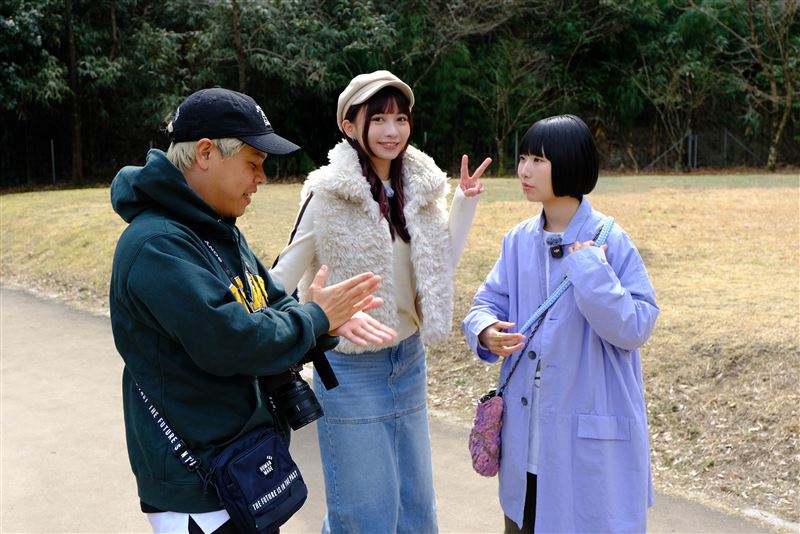 阿良(左起)、YABE跟AOI在九州水壩取景拍攝。(圖/麥卡貝網路電視提供)