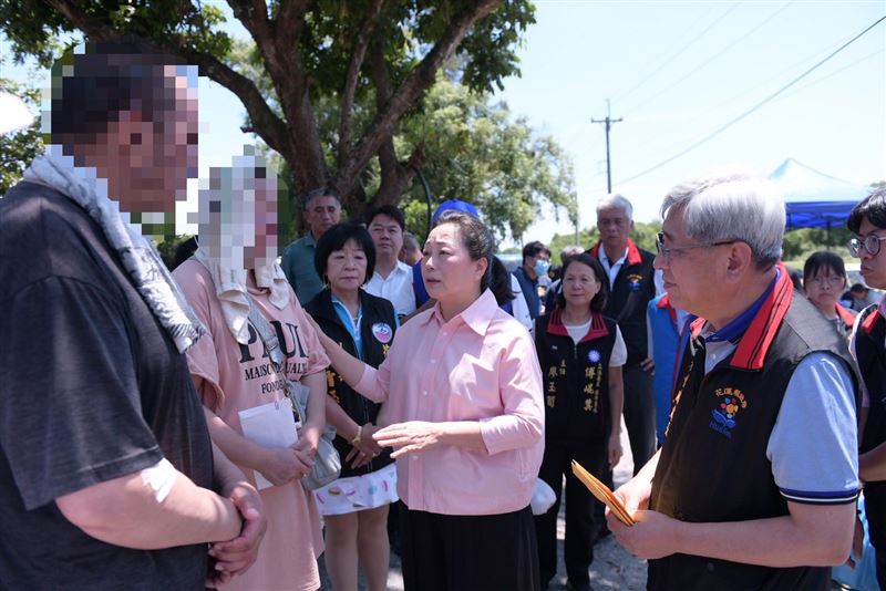 花蓮壽豐火災導致4人死亡,徐榛蔚趕赴現場致哀。(圖/翻攝自徐榛蔚臉書)