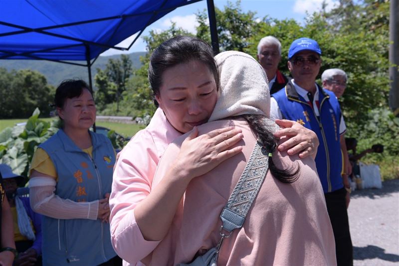 徐榛蔚慰問家屬,並會全力協助喪葬、災害補助等事宜(圖/翻攝自徐榛蔚臉書)