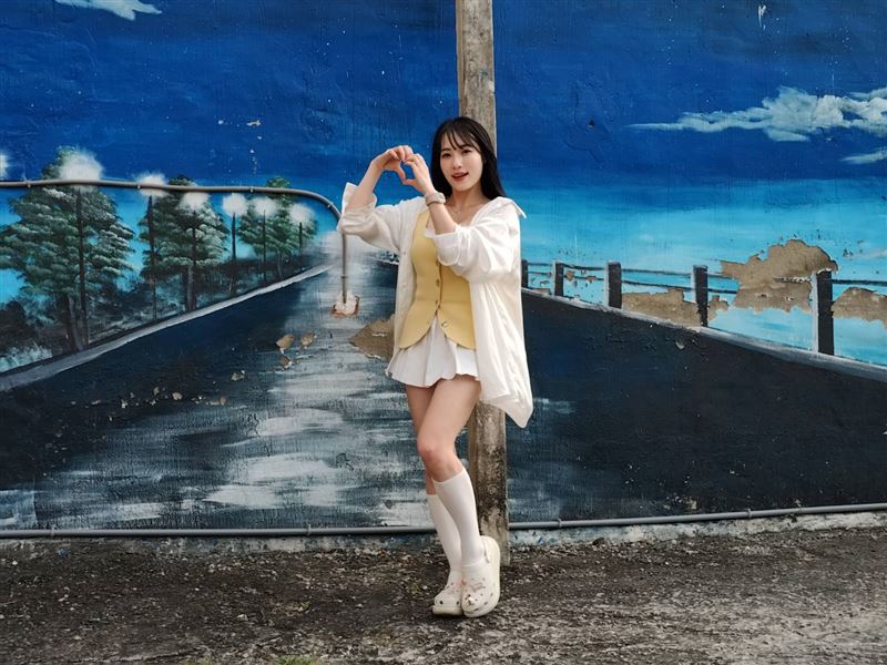 朴旻曙前往新光彩繪村,收到了村民小妹妹贈送的“小龍女”提袋裝鳳梨。(圖/台南市府提供)
