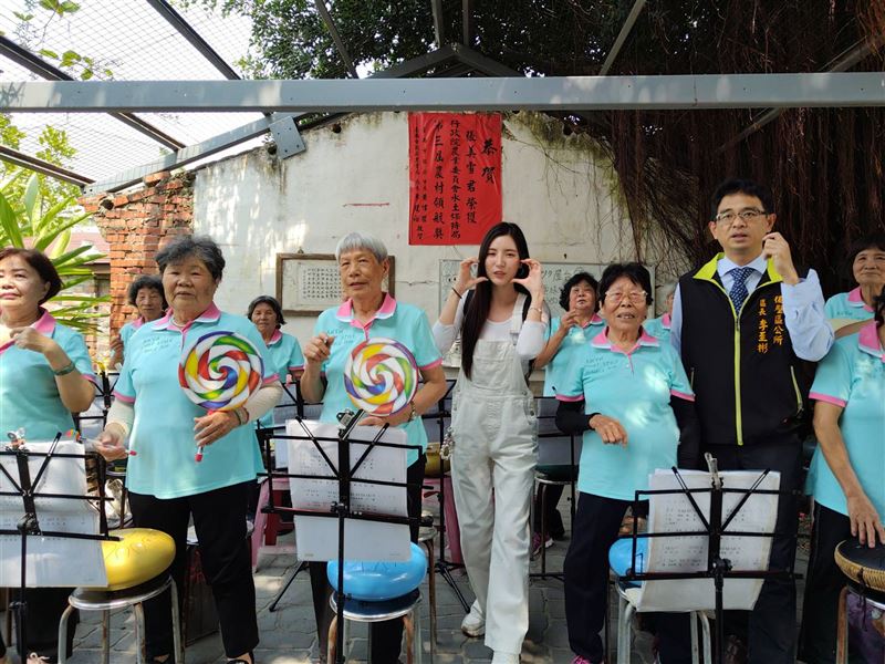 南珉貞到後壁品嚐特殊的割稻飯,與村民同樂。(圖/台南市府提供)