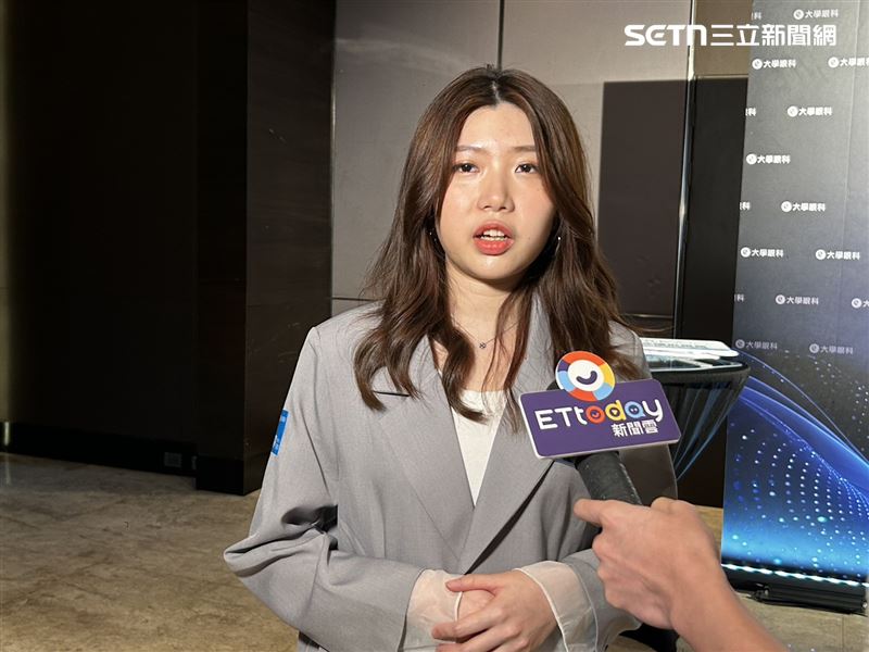 吳小姐近視400多度、兩眼有視差,後來更發現閃光高達250度,總得戴上厚重眼鏡好困擾。(圖/記者簡浩正攝影)