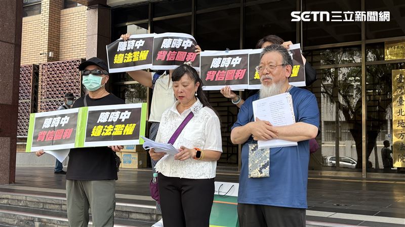 海外牙醫師聯盟理事長蕭曉玲和成員,赴台北地院遞狀對陳時中自訴背信。(圖/記者楊佩琪攝)