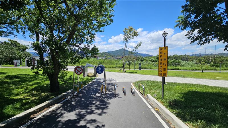 新店親情籃球場(往小碧潭方向入口)