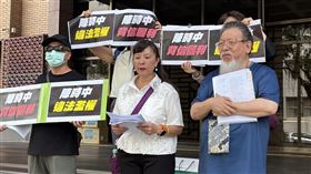 ▲海外牙醫師聯盟理事長蕭曉玲和成員，赴台北地院遞狀對陳時中自訴背信。（圖／記者楊佩琪攝）