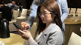 吳小姐近視400多度、兩眼有視差，後來更發現閃光高達250度，總得戴上厚重眼鏡。（圖／記者簡浩正攝影）