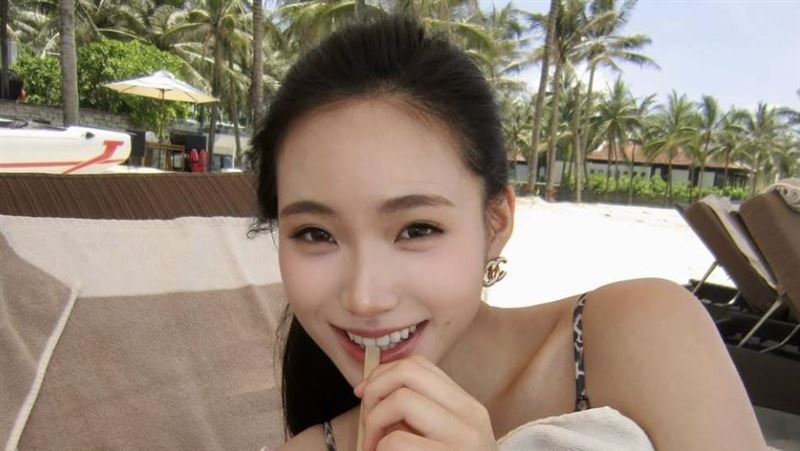 Lily海島度假曬美照　絲巾裹身胸型包不住