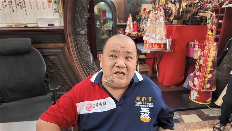 普濟殿總幹事洪忠義說明「奉聖位」緣由。(圖/翻攝畫面)