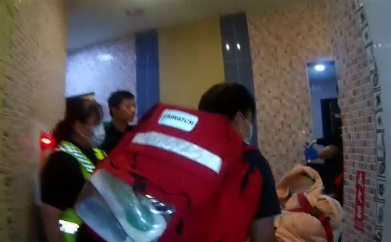 男子倒臥在地,消防人員立即將其送醫救治。(圖/翻攝畫面)