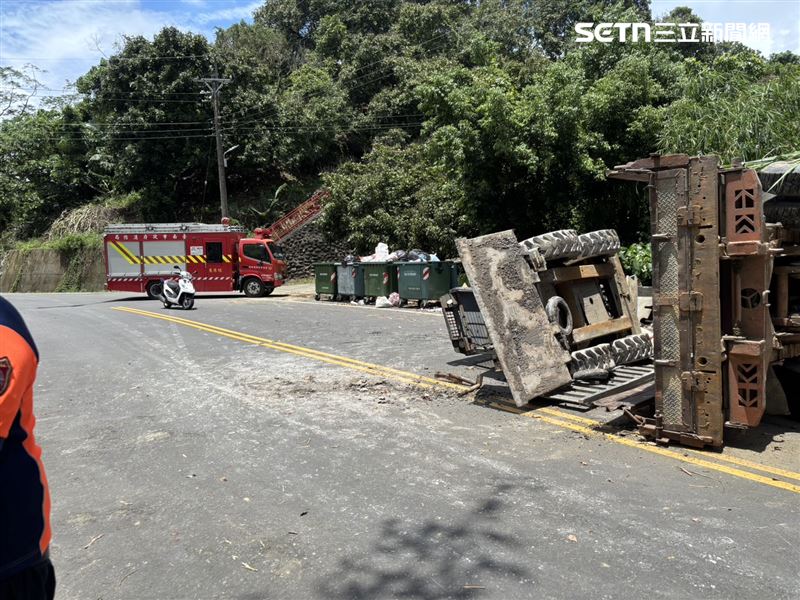 鐵牛車行經台南東山區因不明原因翻覆,駕駛遭重壓死亡。(圖/翻攝畫面)