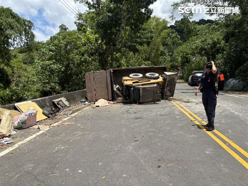 鐵牛車行經台南東山區因不明原因翻覆,駕駛遭重壓死亡。(圖/翻攝畫面)