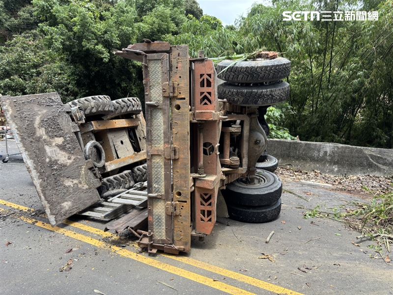 鐵牛車行經台南東山區因不明原因翻覆,駕駛遭重壓死亡。(圖/翻攝畫面)