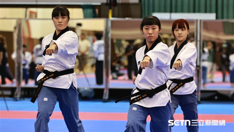 跆拳道品勢女子選手在世大運摘下金牌,左起陳歆雅、郭彥妤、楊長螢。(圖/記者劉彥池攝影)