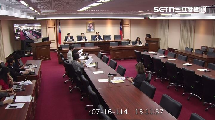 黃國昌主持黨團協商,討論延長會期到8月31日。(圖/翻攝畫面)