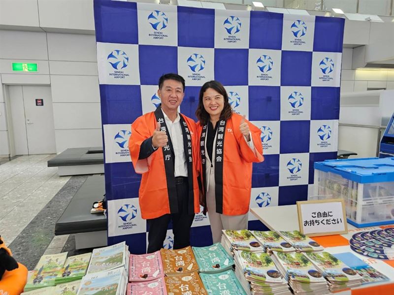 高雄到仙台直飛航線首航,許智傑也快閃仙台機場,參加首航典禮。(圖/許智傑國會辦公室提供)