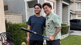 ▲隆恩（Jonathon Long）和郭泓志合影。（圖／翻攝自蔡其昌臉書）