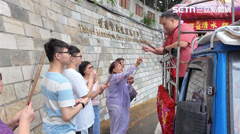 當地居民全員總動員進行換香儀式(圖/寶島神很大提供)