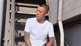 網紅鳳梨（吳泓逸）以率直個性吸引一票死忠粉絲。（圖／翻攝自鳳梨臉書）