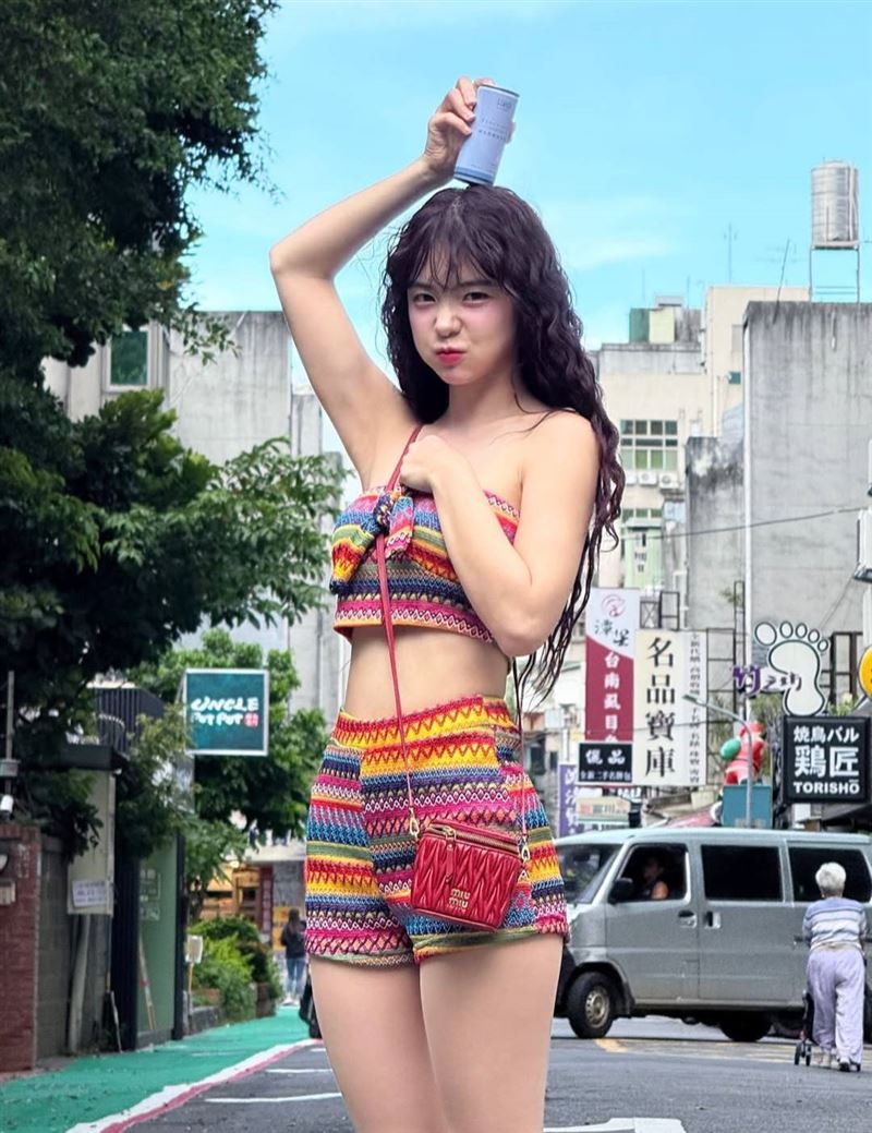 李多慧在街頭拍照。(圖/翻攝自李多慧IG)
