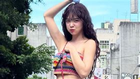 李多慧在街頭拍照。（圖／翻攝自李多慧IG）