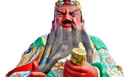 ▲關聖帝君手持法器大有學問。（圖／翻攝自財團法人台灣省新竹市普天宮粉絲專頁）