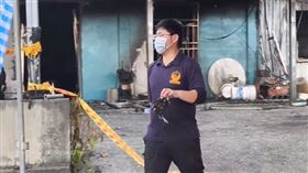 火調人員將燒的焦黑的收音機帶回調查。（圖／記者呂彥攝）