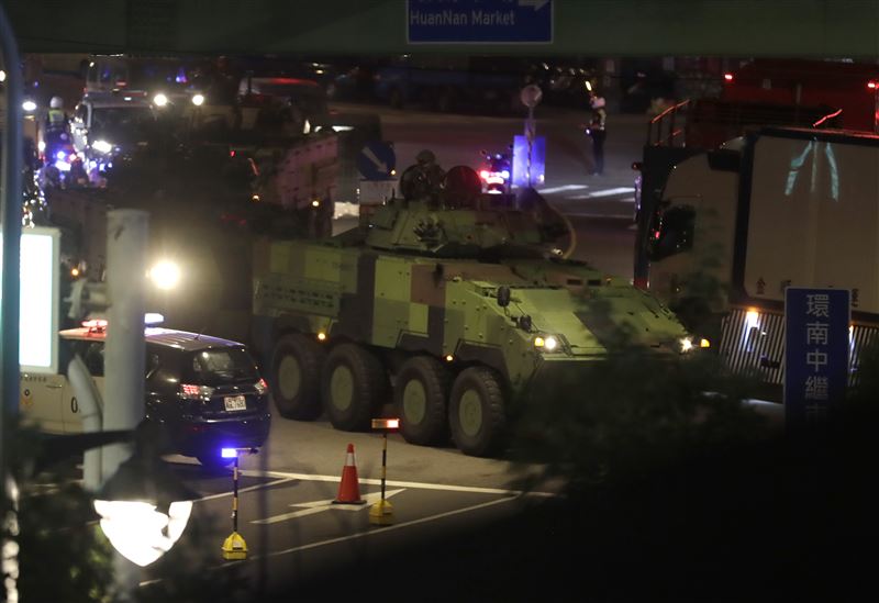 漢光演習期間,台北街頭可見「台灣步兵戰鬥車」。(圖/美聯社/達志影像)