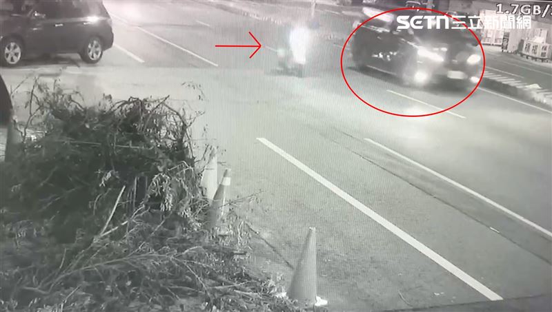 槍手鎖定鳳梨座車,騎車追上去一連開了12槍。(圖/記者廖國雄攝影)