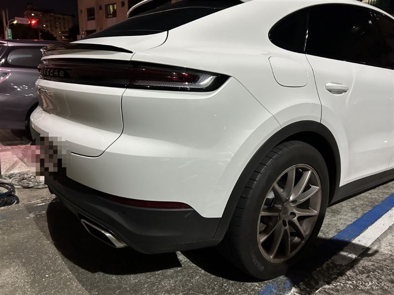 保時捷右轉時不慎撞倒停放路旁的2部機車。(圖/翻攝畫面)