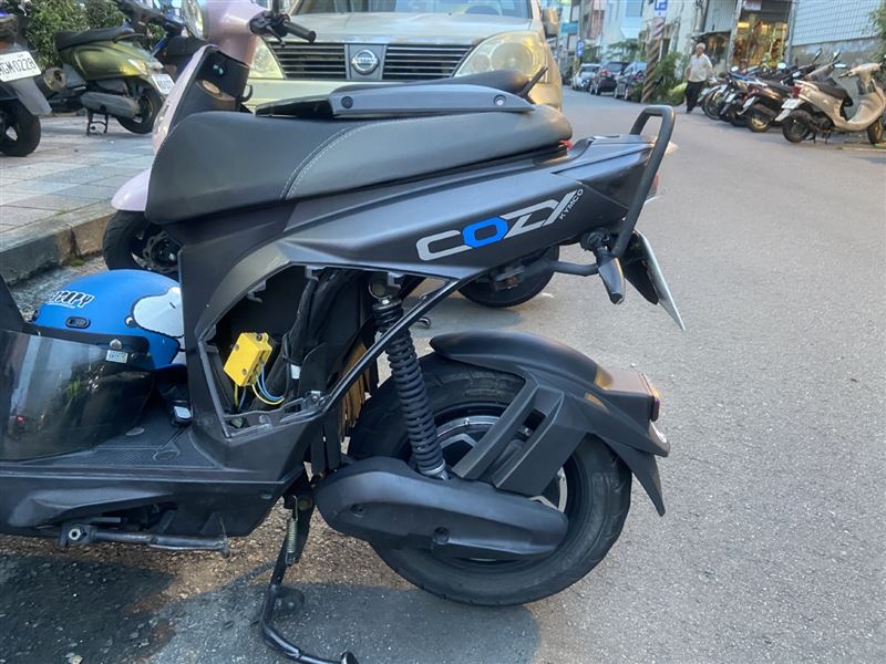 微型電動二輪車被撞倒,車殼破損、內部線路外露。(圖/翻攝畫面)