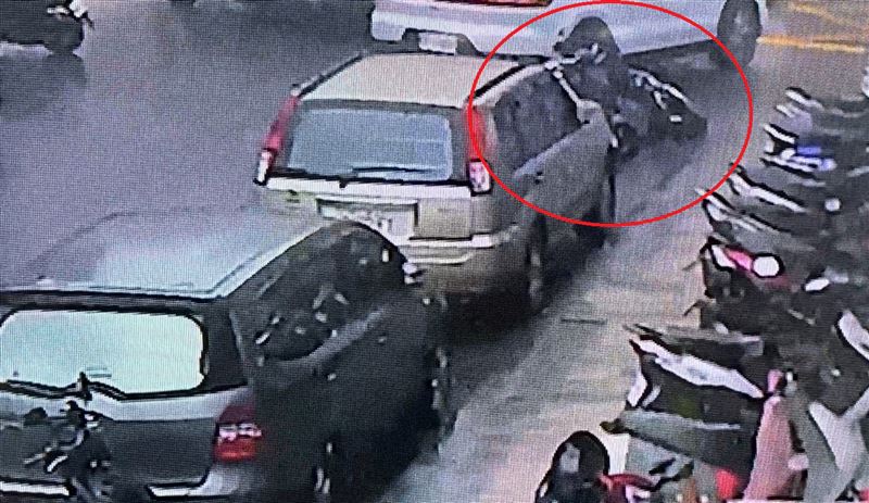 保時捷右轉時不慎撞倒停放路旁的2部機車。(圖/翻攝畫面)