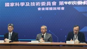 國科會副主委吳誠文（中）回應台師大女足抽血案。（圖／翻攝畫面）