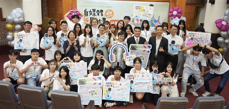 移民署辦理「114年新住民子女多元文化培育營-媒體體驗」結業式暨成果發表會,所有參與學員手持團隊創作之「自媒體新星計畫」進行合影,活動圓滿順利。(圖/內政部移民署提供)