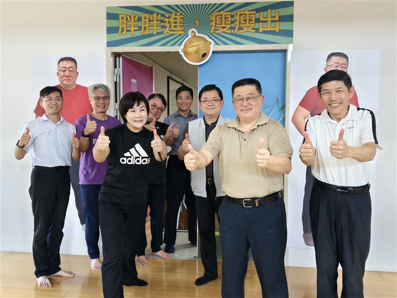 保六總隊總隊長周煥興設計「胖胖進、瘦瘦出」的穿越門。(圖/翻攝畫面)