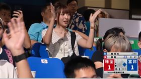 富邦主場被捕捉到正妹球迷受網友熱議。（圖／翻攝自Threads）