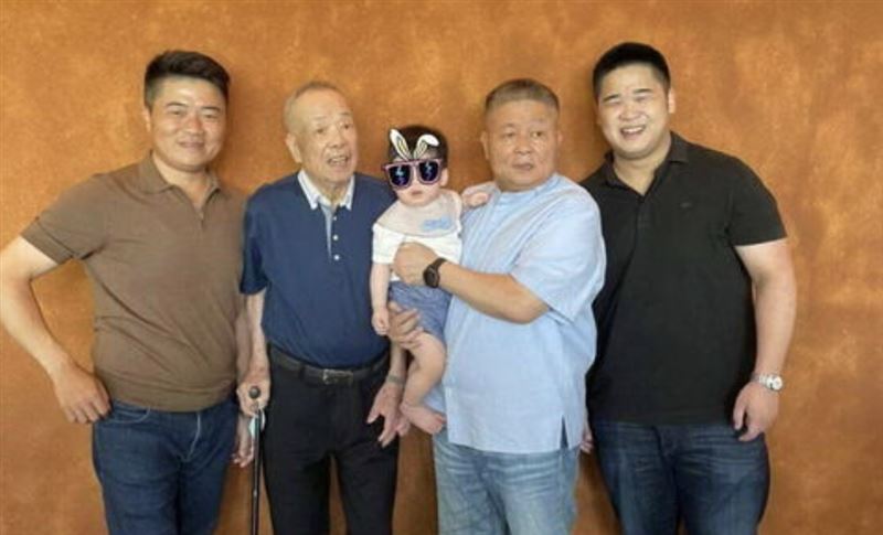 顏家五代同堂全家福照，左二為顏懷。（圖／翻攝自立委顏寬恒臉書）