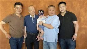 顏清標全家福。左起_顏寬恒、顏懷、小籠包、顏清標、顏劭朋（圖／翻攝自立委顏寬恒臉書）