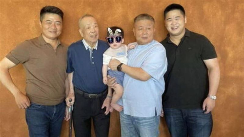 顏家五代同堂昔日全家福照。左一顏寬恒、左二顏懷。(圖/翻攝自立委顏寬恒臉書)