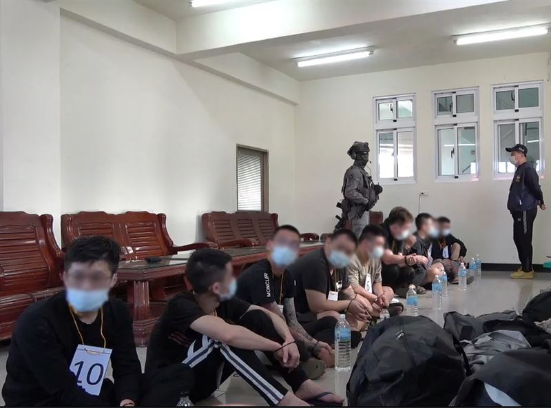 海巡署將通緝犯上銬逮捕歸案。(圖/翻攝畫面)