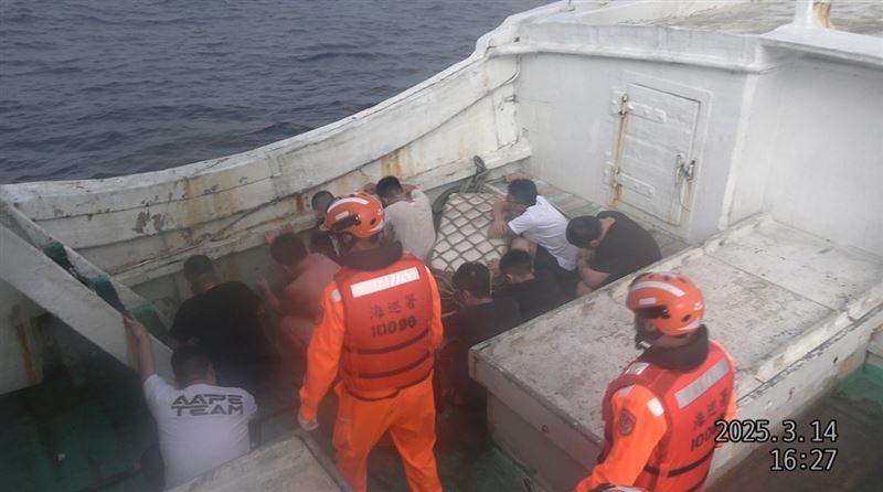 屏檢指揮海巡、警方查獲跨國偷渡案,船上藏匿10通緝犯。(圖/翻攝畫面)