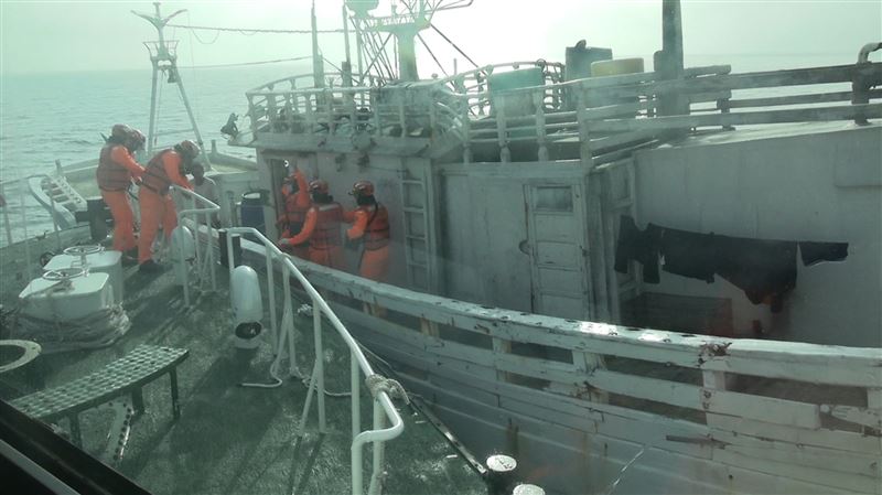 海巡人員登船臨檢時,通緝犯還在甲板上呼呼大睡。(圖/翻攝畫面)