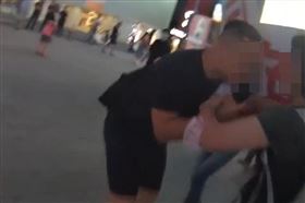 罷團女志工在宣講時，遭身穿黑衣的高姓男子（左）強搶麥克風。（圖／翻攝畫面）