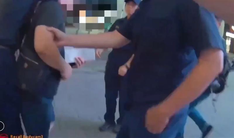 警方到場時,穿黑衣的高姓男子(左)拿著麥克風還想落跑。(圖/翻攝畫面)