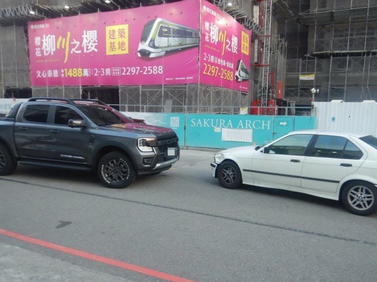 BMW駕駛不斷往對向車道失控偏移,最終撞上皮卡。(圖/翻攝畫面)
