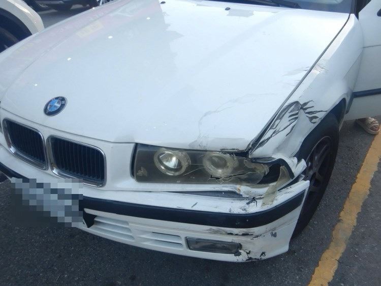 BMW轎車逆向撞上皮卡。(圖/翻攝畫面)
