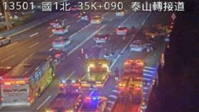 追撞事故現場情形。（圖／翻攝自國道即時影像）