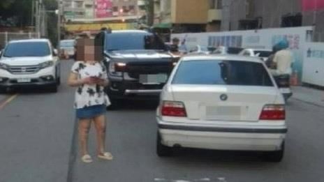 沒在看路？台中BMW「飄移逆向」猛撞皮卡