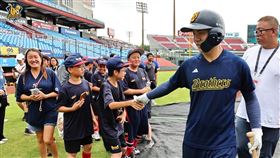 ▲樂天桃猿副領隊沈鈺傑邀請香港少棒隊到球場，中信兄弟與小球員互動。（圖／中信兄弟提供）